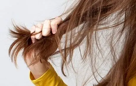 این عوامل باعث خشکی مو می‌شوند!