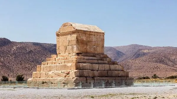 تصویری دیده‌ نشده از مقبره کوروش در زمانی که هنوز «ستون» داشت/ چرا امروز دیگر از این ستون‌ها خبری نیست؟