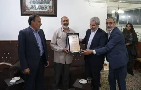 دیدار نوروزی مدیرعامل شرکت مس با مادر شهیدان کدخدایی و دو جانباز سرافراز در رفسنجان