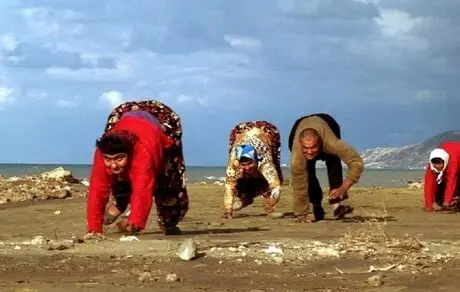 یک خانواده در ترکیه چهار دست و پا راه می روند!+عکس