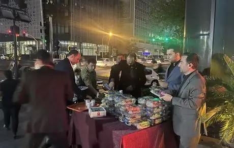 توزیع بسته های افطاری ساده در ایستگاه صلواتی بانک ملت
