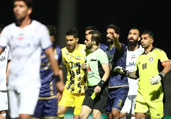  چرا داور بازی گل‌گهر - استقلال به سمت کمک داور رفت؟ 