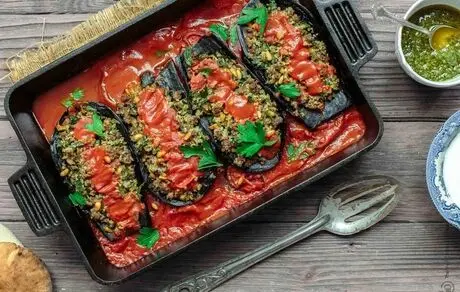 
۲ طرز تهیه ترکی و شمالی بادمجان شکم پر مجلسی با گوشت چرخکرده