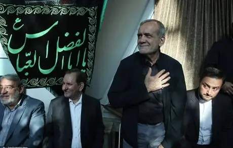 تصویری از حضور پزشکیان در مراسم بزرگداشت خواهر قدرت‌الله علیخانی از مبارزان پیش از انقلاب