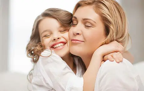 ۸ دلیل برای بغل‌کردن عزیزانتان