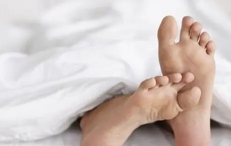 خارش کف پا به چه عللی اتفاق می افتد؟