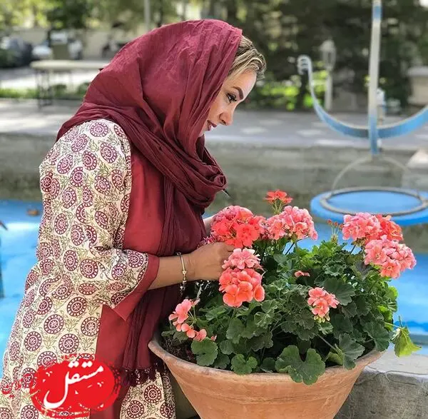 بازی همسر برزو ارجمند با شمعدانی‌های زیبا + عکس
