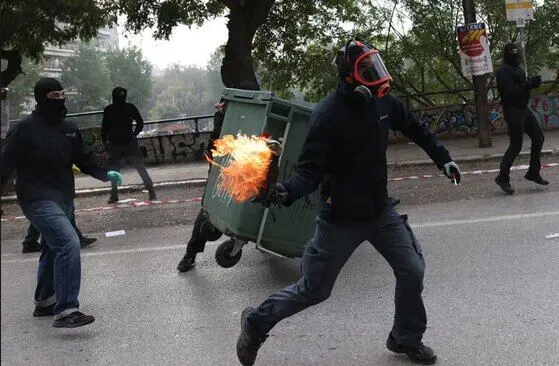 در اعتراضات، فردی با خودرو ۱۷ نفر را زیر گرفت! 