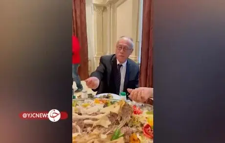 سفیر ژاپن در عربستان با دست غذا خورد