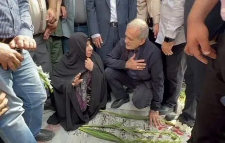 مادر شهید به پزشکیان: می‌توانید پای مردم ایران بایستی؟ همانطور که پای بچه‌هایت بعد مرگ همسرت ایستادی؟ 