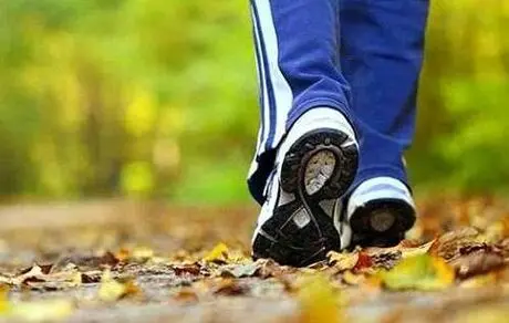 ۱۴ فایده شگفت‌انگیز ۱۵ دقیقه پیاده‌روی روزانه