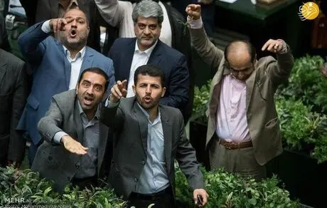عباس عبدی: مجلس شده است محل نشستن و گلابی خوردن!