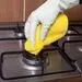 تمیز کردن میله اجاق گاز با نوعی خمیر مخصوص