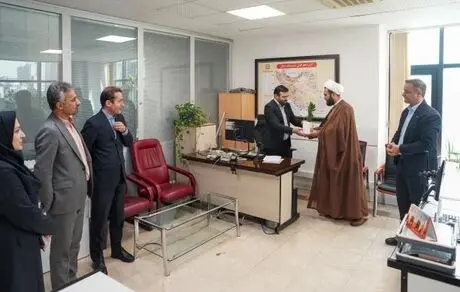دعوت به آرامش روح و جان در سایه نماز جماعت / دیدار صمیمانه امام جماعت بانک مسکن با همکاران ستاد مرکزی