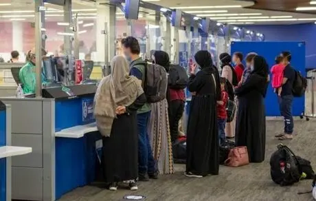 میدان آزادی و میدان انقلاب به نمایشگاه انواع چهره‌های افغانستانی تبدیل شده‌اند