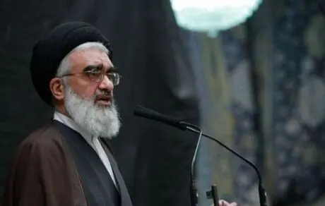 امام جمعه قم: سگ گردانی حرام است اگر با قصد برهم زدن قداست قم باشد