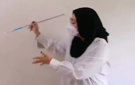 هنگام واکسن زدن دست نامحرم لمس نشود چون حرام است!