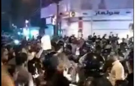 شلیک گاز اشک آور برای مقابله با تجمع کنندگان