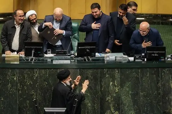 رئیسی برای تقدیم لایحه بودجه در مجلس حاضر شد + ویدئو