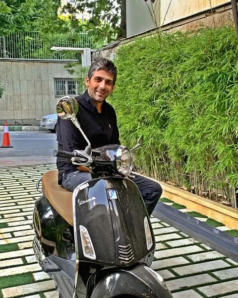  قیافه خسته حمید گودرزی با لبخندی بر لب