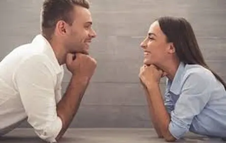 زبان بدن زنی که عاشق شما است را بشناسید