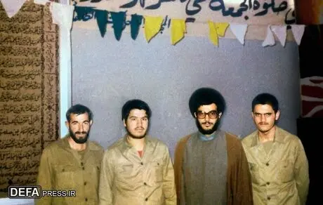تصویری از شهید سید حسن نصرالله در کنار رزمندگان دفاع مقدس