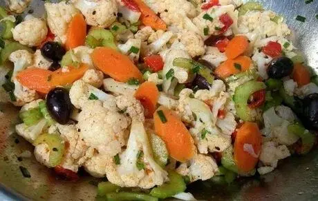 خوردن ترشی در شب؛ ممنوع!