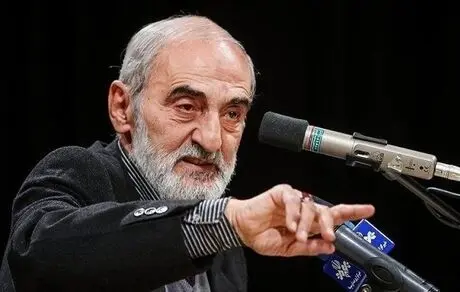طرفداران مذاکره با آمریکا ساده‌لوح، ناکارآمد و دیوانه‌‌اند