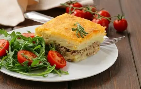 
۲ طرز تهیه گراتن سیب زمینی با سس بشامل و گوشت در فر و بدون فر