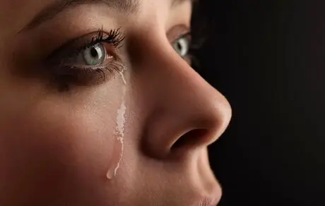 دفع سموم بدن با اشک چشم
