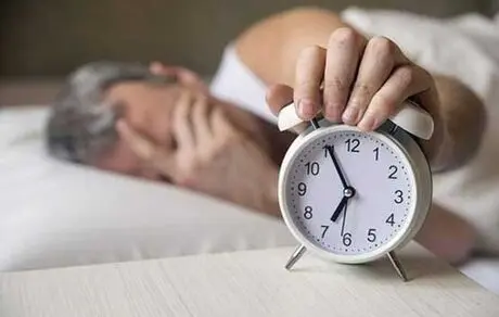 چرا وقتی خسته ایم نمی‌توانیم بخوابیم؟