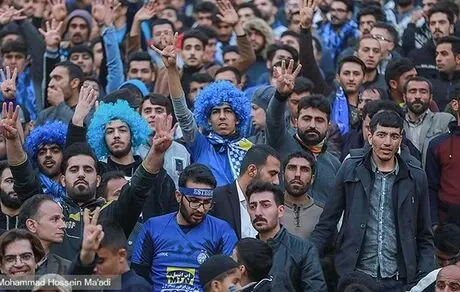 تجمع دوباره هواداران استقلال مقابل ساختمان باشگاه