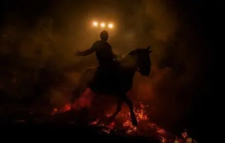 اسپانیا، مانو فرناندز
یک اسب‌سوار به مناسبت یادبود سن آنتونیو اباد، قدیس حامی حیوانات از آتش می‌گذرد