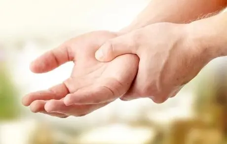 کدام عوامل باعث لرزش دست می شود؟