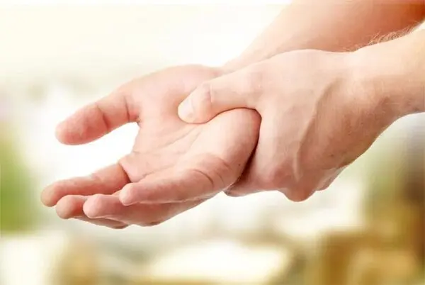 کدام عوامل باعث لرزش دست می شود؟