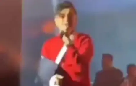 حمله یک ناشناس به ‎محسن ابراهیم زاده در کنسرت/دو دست ابراهیم زاده شکست