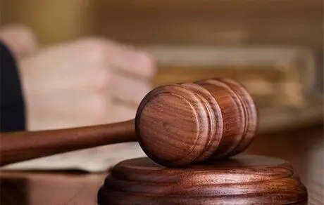 آیا پوشیدن چادر در دادگاه الزامی است؟ 