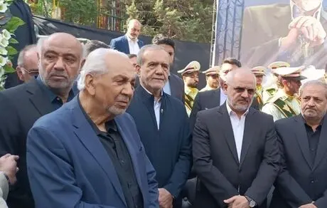 عکسی از پزشکیان در تشییع پیکر ناصر قفلی، رئیس مجمع خیرین مدرسه‌ساز