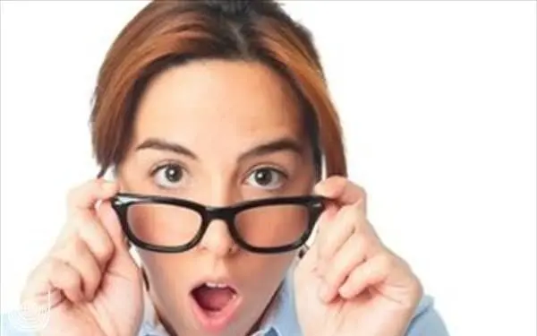 ویدیویی عجیب از شنای یک مرد با کت و شلوار در تهران! 