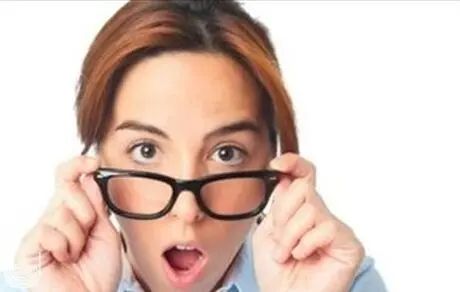 ویدیویی عجیب از شنای یک مرد با کت و شلوار در تهران! 