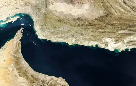 تردد کشتی‌ها از تنگه هرمز پایین‌تر از میانگین ۱۰ روزه است