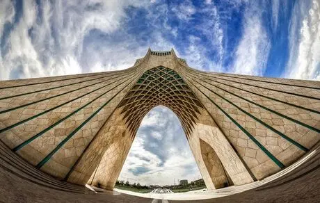 وقتی معماری مدرن تهران، معنای میزبانی و آرامش را تغییر می‌دهد

