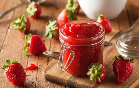 
طرز تهیه شربت و مربا توت فرنگی درسته و خوشرنگ خانگی+نکات مهم کپک نزدن