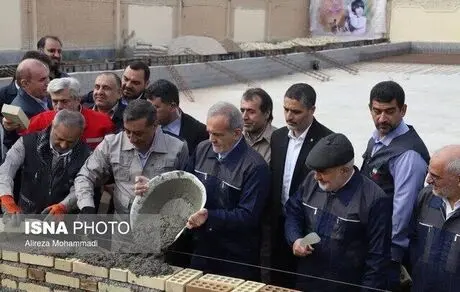 مشارکت پزشکیان در خشت گذاری و آجر چینی