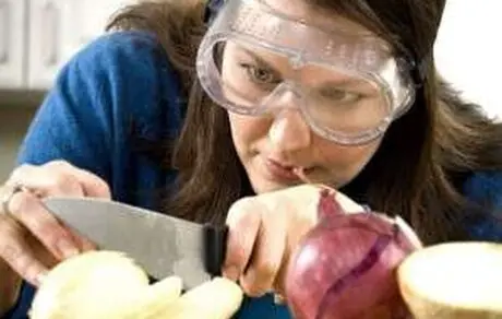 پیاز بدون اشک خورد کنید
