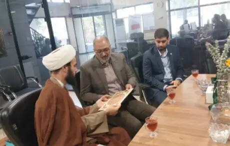 تجلیل مدیرکل مرکز خدمات حوزه های علمیه استان همدان از شرکت بیمه «ما»