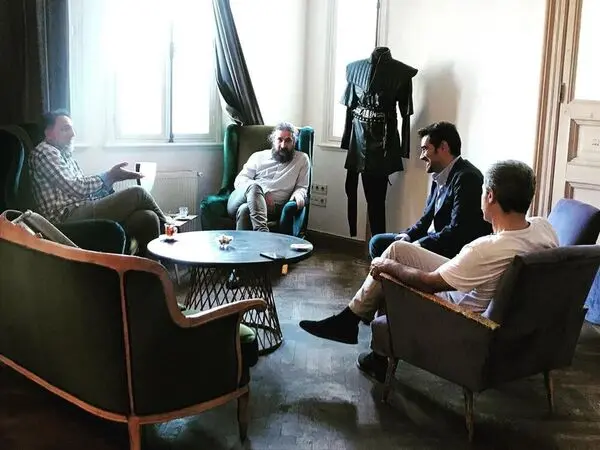 چون «مست عشق» در ایران ساخته نمی‌شود، امکان بررسی فیلمنامه را نداریم