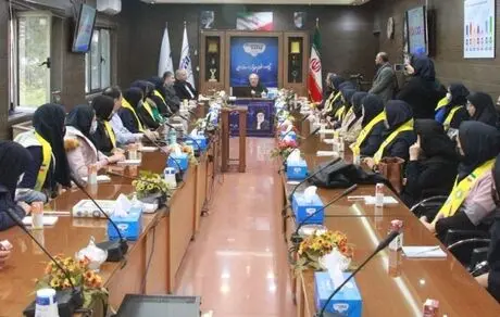 بازدید جمعی از فرهنگیان و دانش آموزان از پگاه فارس