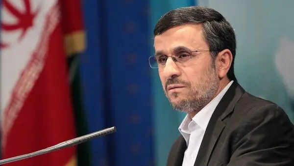 احمدی نژاد با نظام مشکل دارد و عملا خود را قانون مطلق کشور می‌ داند