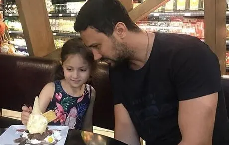 بستنی خورون آقای بازیگر و دخترش + عکس